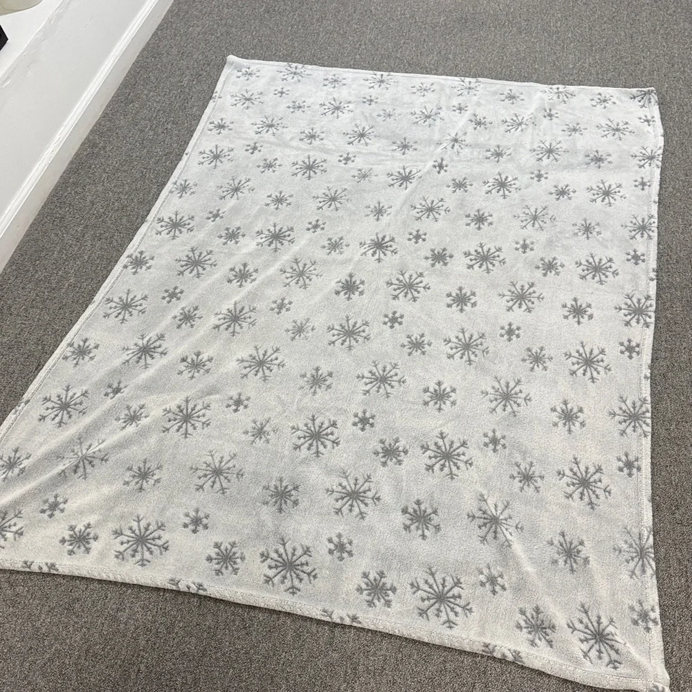 Snowflake Pattern Holiday Throw Blanket Set - Red and Gray